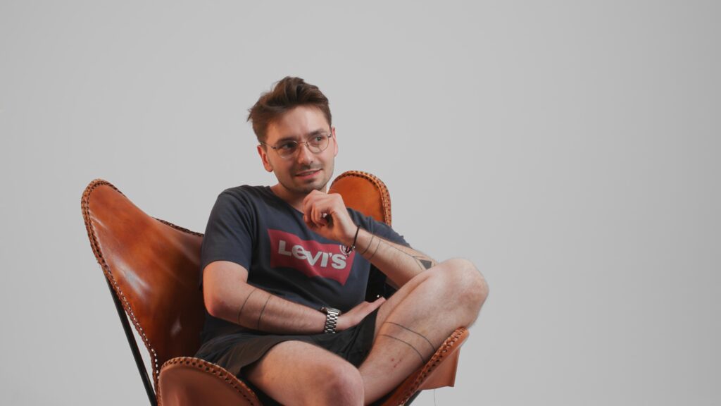 Kadr "Behind The Scenes: Rycerz - Basia Giewont" / Konrad Samorodny, mistrz oświetlenia, gaffer